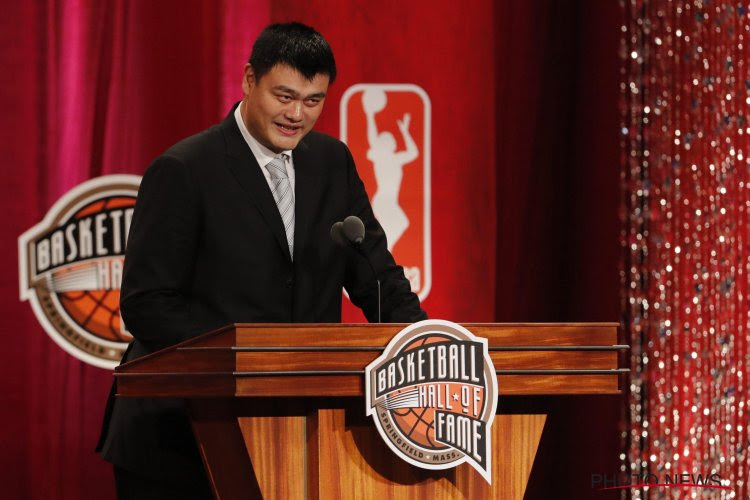 Les Rockets retirent le numéro de maillot de Yao Ming