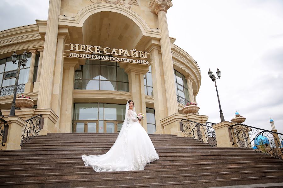 Fotógrafo de casamento Malik Sadykov (msadykov24). Foto de 2 de dezembro 2017