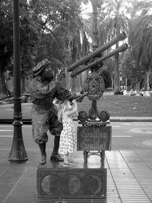 Galileo Galilei in strada a Barcellona... di Ingles Alberti