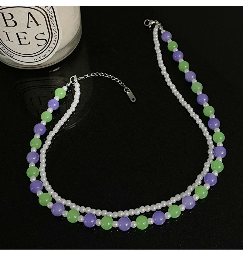 Title 8, Collier de perles rondes violettes et vertes av...