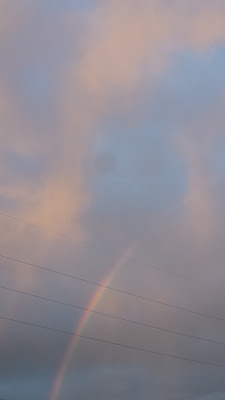 Arcobaleno e fili elettrici di awareness