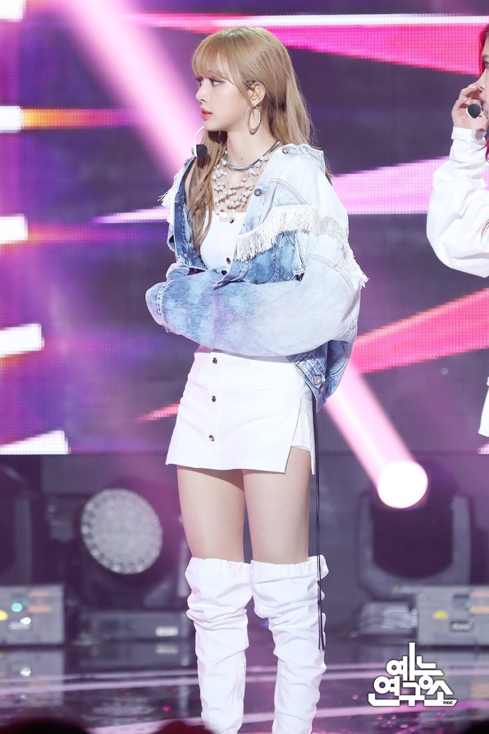 BLACKPINK-Lisa-MBC-Music-Core-white-outfit-30-June-2018-photo-4