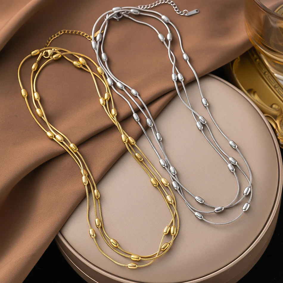 Collier multicouche bracelet acier titane double ornements pour un style élégant et tendance. Un bijou polyvalent qui complète parfaitement votre look.