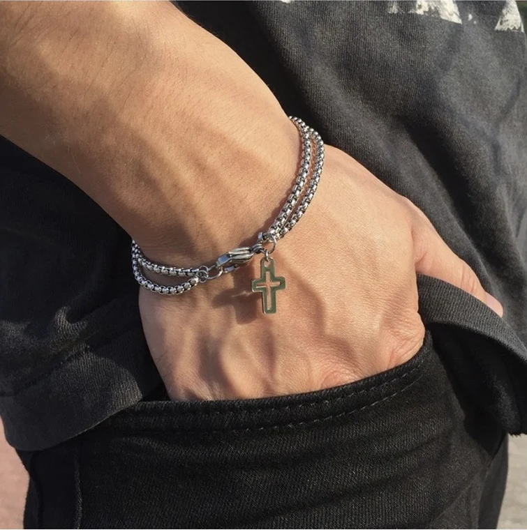 Bracelet pour femmes avec breloques, bracelets punk pour hommes, bracelet de fête avec croix, accessoire tendance et élégant pour hommes et femmes.