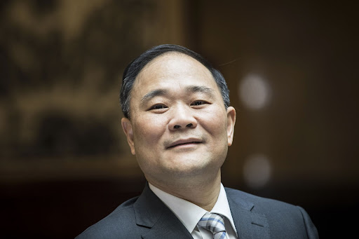 Chinese billionaire Li Shufu is considering boosting his stake in Aston Martin Lagonda Global Holdings Plc over time to foster collaboration with the struggling luxury carmaker, according to people familiar with the matter.