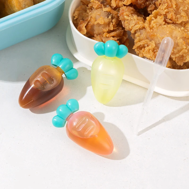 Frasco mini fofo para molho de tomate e salada, ideal para viagem e porções individuais. Leve e portátil, perfeito para dividir seus molhos.