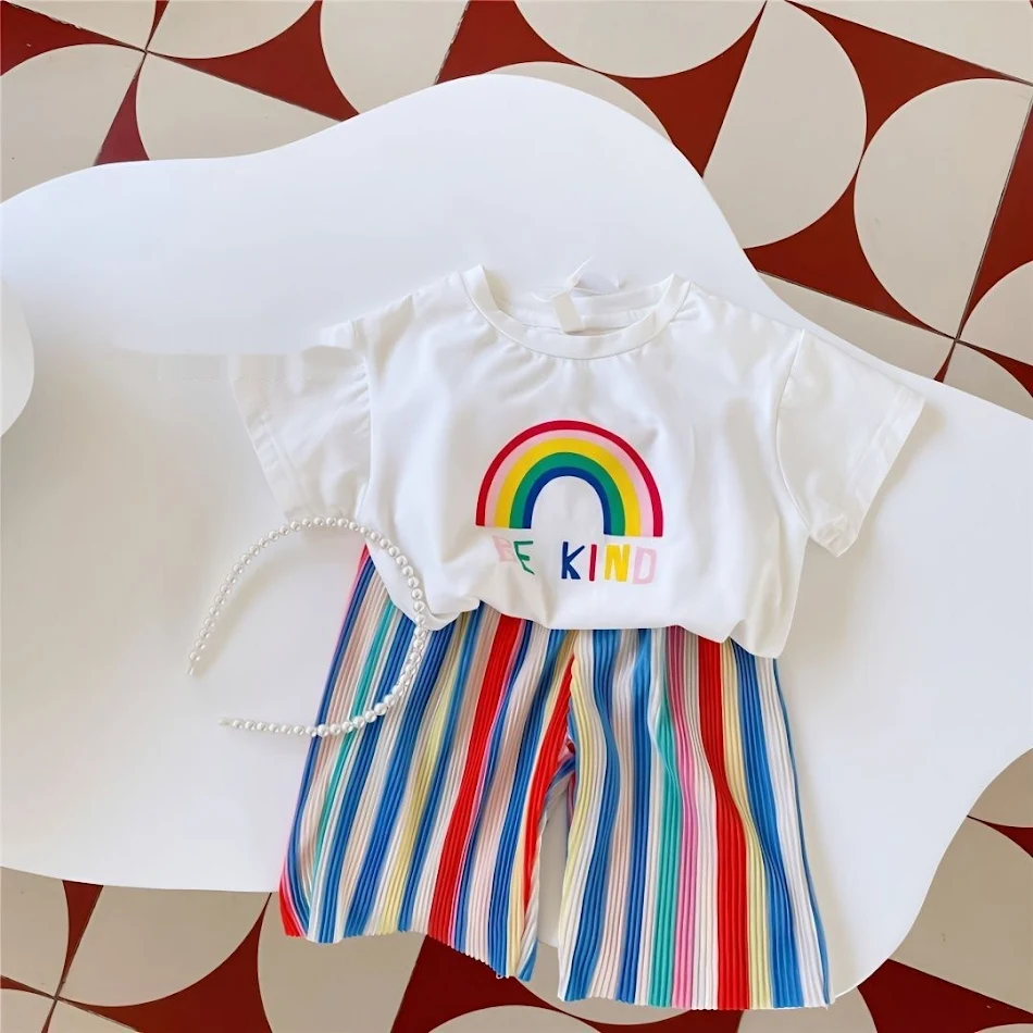 Ensemble deux pièces été pour fille, arc-en-ciel, t-shirt manches courtes et short, idéal pour les chaudes journées.