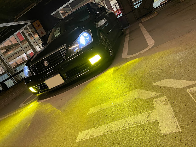 クラウンロイヤルのTOYOTA　CROWN・crown ROYAL saloon・LEDイエローフォグ・立体駐車場にてに関するカスタム事例の投稿画像1枚目
