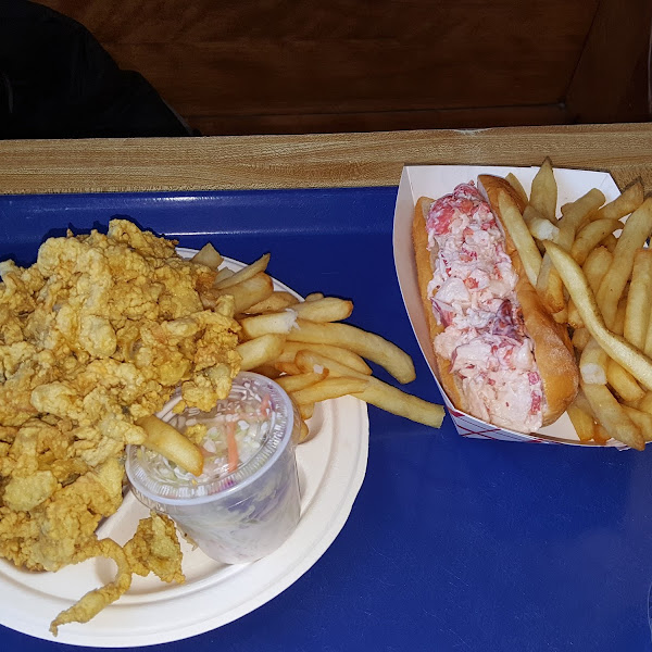 I haven't had Fried Clam's in 2 years.... Not sure what took me so long to go to Woodman's.... Gluten Free Fried Clam Plate & a Gluten Free Lobster Roll!!! SO YUMMY!