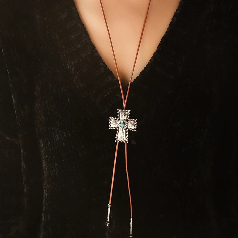 Collier croix rétro en cuir turquoise, un accessoire de mode intemporel pour compléter votre look et affirmer votre style unique au quotidien.