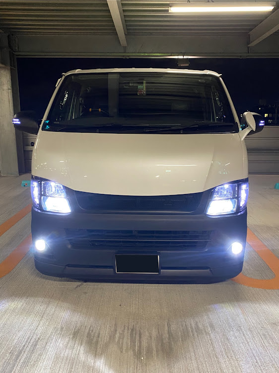 ハイエースバンの梅雨中のボヤキ・白黒スタイル・三型ニコダワルに関するカスタム事例の投稿画像2枚目