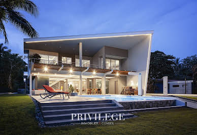 Maison avec piscine et terrasse 1