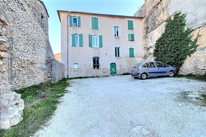 Extérieur cour avec place parking.  à vendre à SAINT CHRISTOL (395000 € - 300 m²) 5