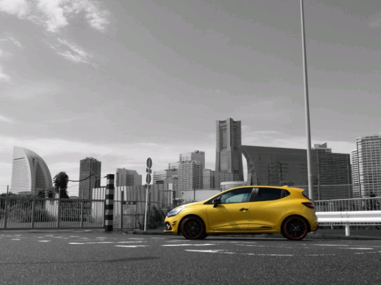 ルーテシアのルノー祭り・モノクロ+α・お盆休み終了・PickUpCarsで会いましょう・イーーーーーーネ🌾に関するカスタム事例の投稿画像1枚目