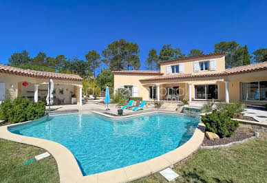 Villa with pool 9