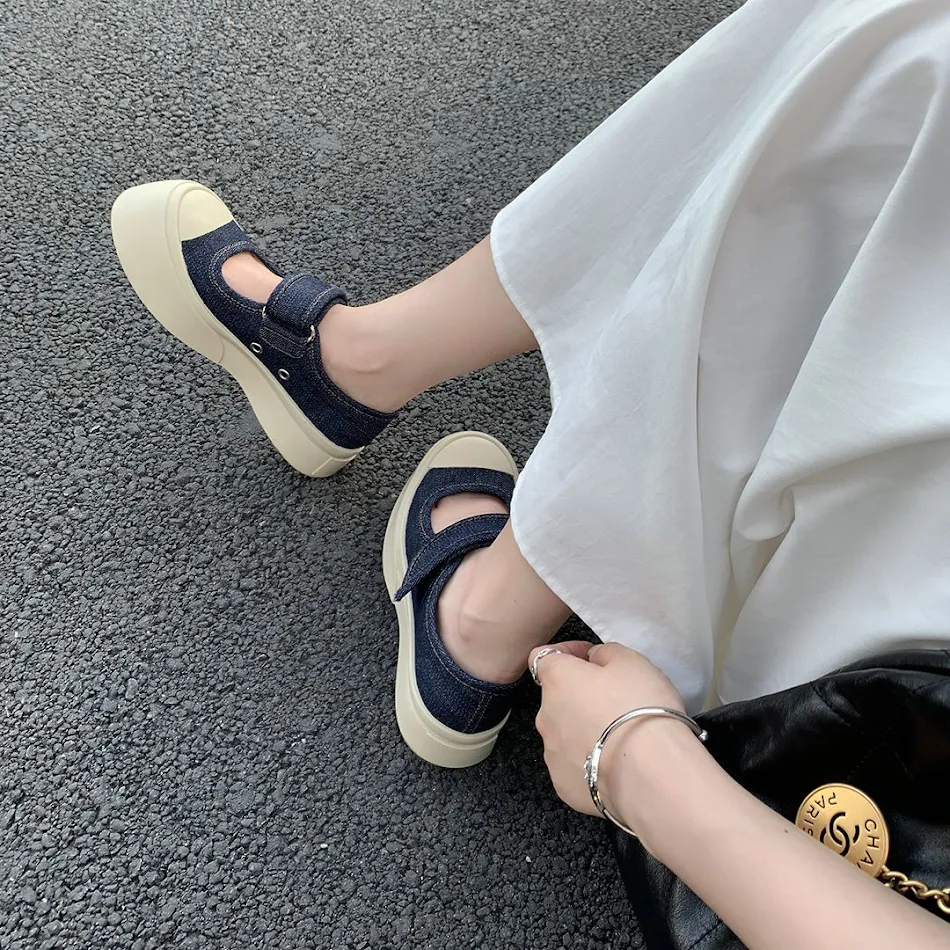 Chaussures Mary Jane à plateforme et velcro pour femmes, confortables et pratiques, idéales pour un usage quotidien élégant et sûr.