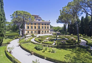 Villa with pool and garden 9