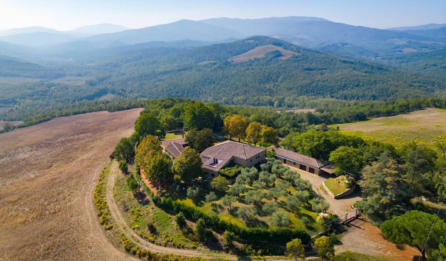 Corps de ferme avec jardin et piscine Radicondoli