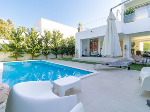 Maison avec piscine et terrasse 1
