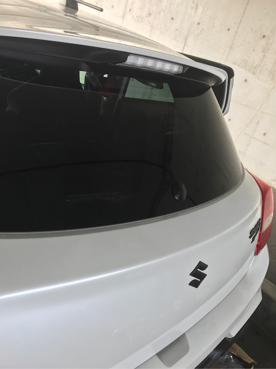 スイフトスポーツのzc33s・ハイエース・リアワイパーレス・エンブレム交換・スイフトスポーツに関するカスタム事例の投稿画像1枚目