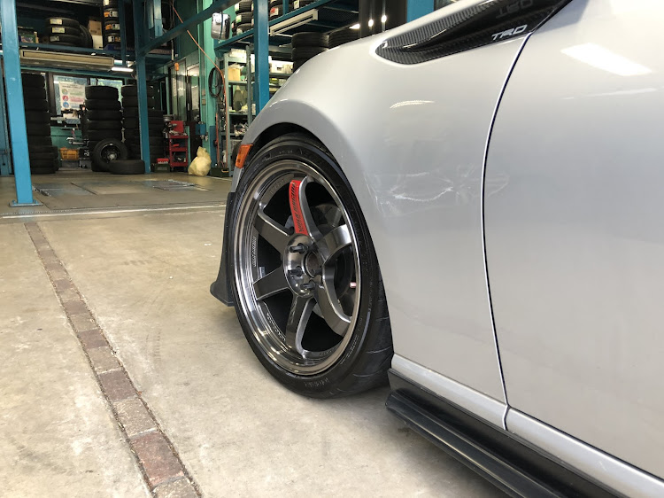 BRZのホイール交換・TE37SL・エムズガレージ・レッドメモリーに関するカスタム事例の投稿画像2枚目