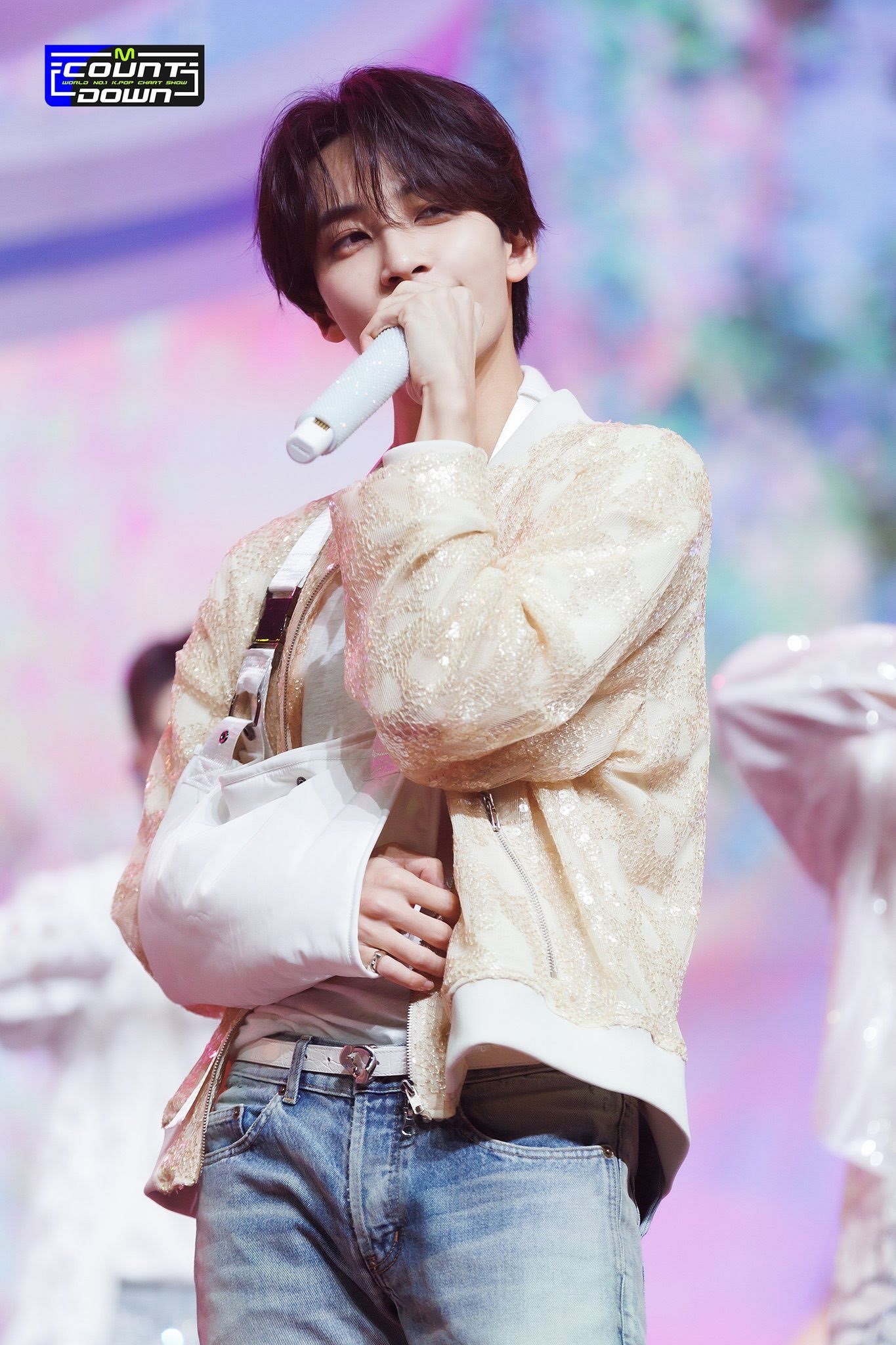 seventeen jeonghan arm cast stage outfit 9