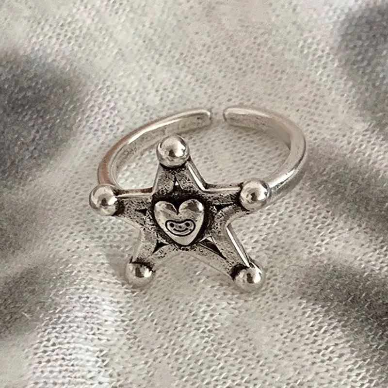 Bague rétro délavée en forme de cœur d'amour, bijou tendance pour femme, cadeau romantique et symbolique, un accessoire vintage pour les amoureux.