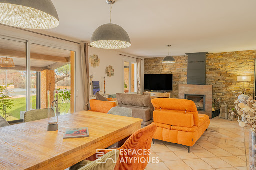 Prestige house for sale in Salernes (83690) - Living room with wooden table and fireplace