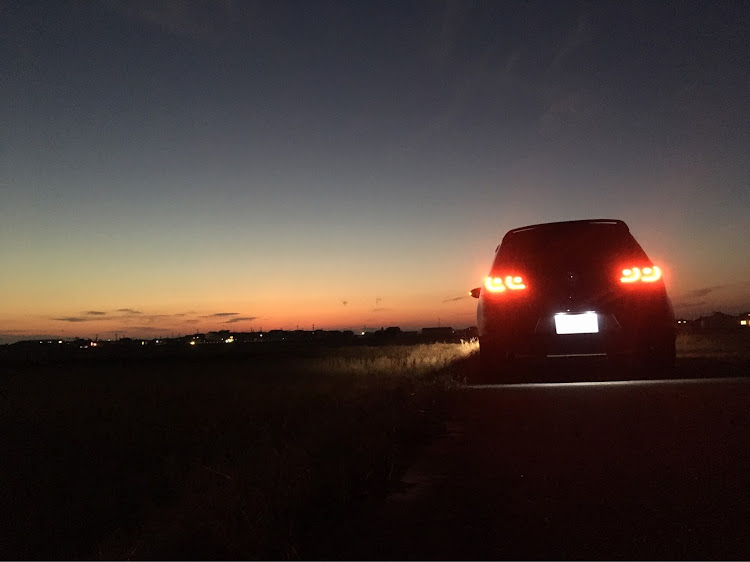 ゴルフ6 TSIの地べた撮り・夕日・ゴルフ6に関するカスタム事例の投稿画像1枚目
