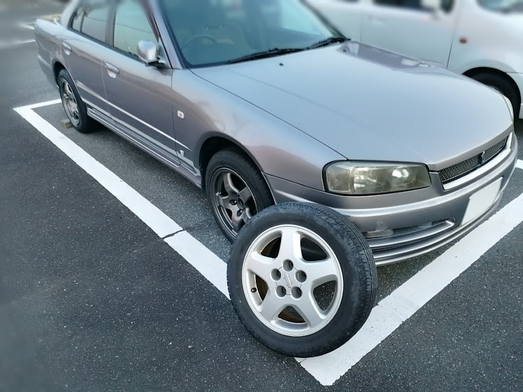スカイラインのR32ホイール・HR34・BNR32純正ホイール・新車から家に居ますに関するカスタム事例の投稿画像3枚目