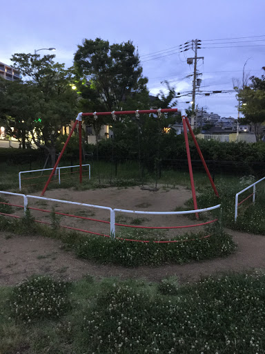 苔谷公園 赤い反復型振り子椅子