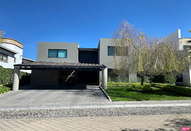 Maison avec piscine et terrasse 1