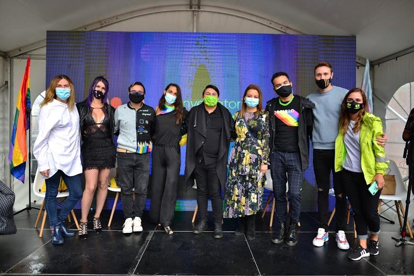 Foto de evento que contó con la participación de figuras públicas y activistas e influenciadores, tales como: Matilda Gonzales Gil (abogada, activista y columnistas); Pisis (activista, dancer, y corógrafa) y Omar Vásquez (artista, periodista, creador de contenido y youtuber).