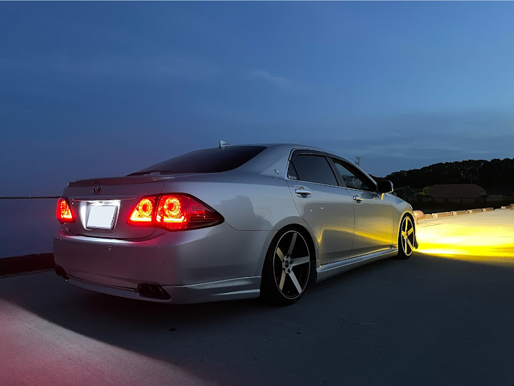 クラウンロイヤルの車屋さんへ！・朝方の港・HID屋イエローLEDバルブ・ファブレスフルLEDテールに関するカスタム事例の投稿画像3枚目
