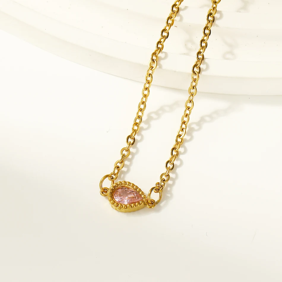 Collier de naissance femme Acier titane Pendentif or 18K Un cadeau précieux et personnalisé pour célébrer un anniversaire ou un événement spécial.