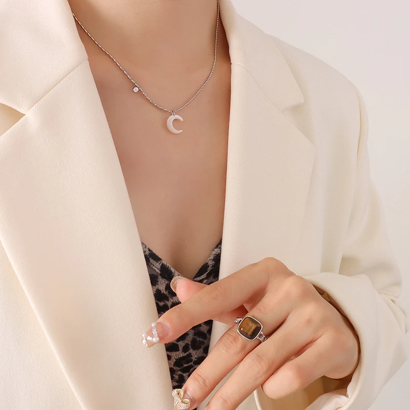 Nieuwe Witte Zee Baai Halve Maan Zirkoon Ketting voor dames, een stijlvol sieraad dat elke outfit compleet maakt en je laat stralen.