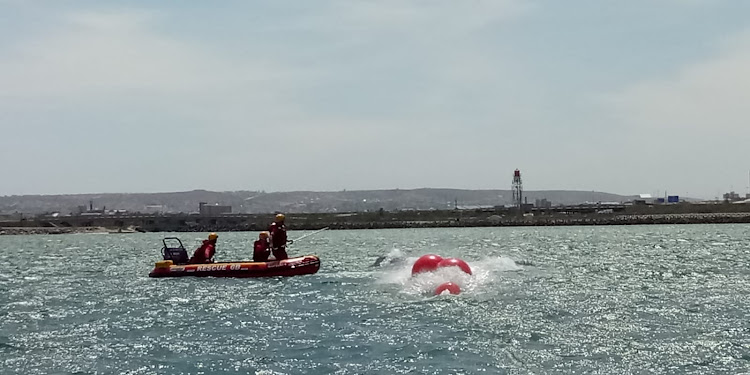 SA Whale Disentanglement Network (SAWDN) and NSRI spent hours cutting rope and fishing line off an entangled whale in Algoa Bay