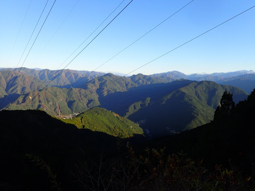 下に集落（佐久間）も見える