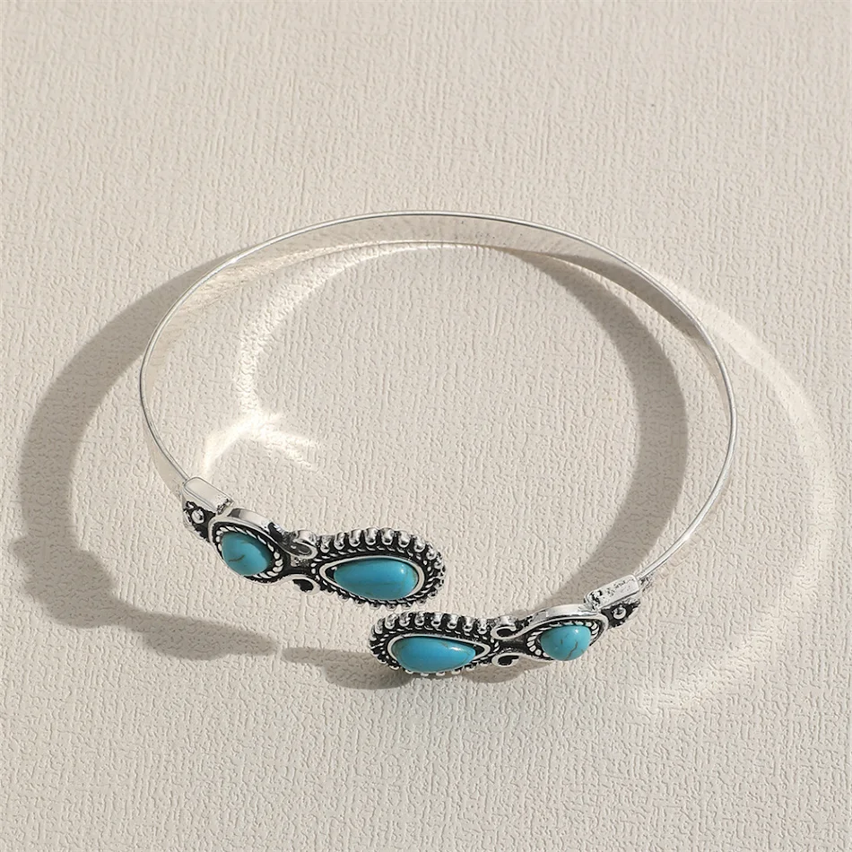 Bracciale aperto retrò in lega turchese da donna Un accessorio alla moda per un look femminile e sofisticato. Perfetto per aggiungere un tocco di colore al tuo stile.