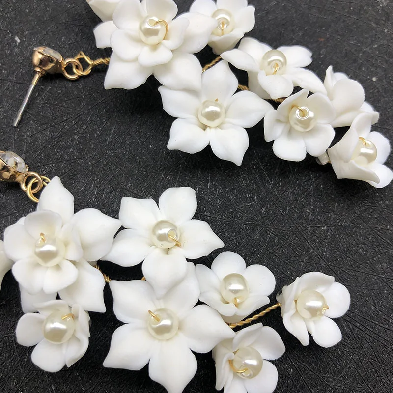 Brincos de clip feminino flor de cerâmica, acessório elegante e charmoso que adiciona um toque floral e sofisticado ao seu visual.