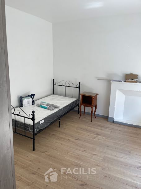 Location meublée appartement 6 pièces 140 m² à Poitiers (86000), 360 €