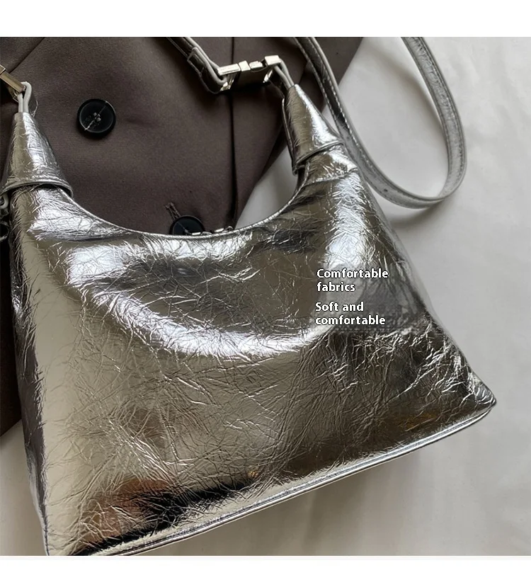 Bolsa dumpling casual luxuosa e brilhante de alta qualidade. Perfeita para o dia a dia, leve, elegante e com ótimo acabamento.