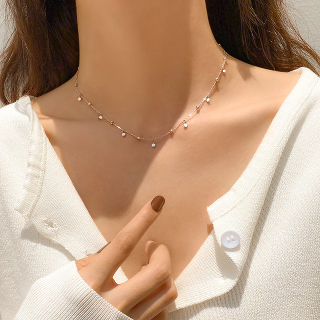 Ras de cou rond géométrique en argent sterling 925, un collier élégant qui sublime votre cou avec un design moderne et minimaliste pour un look sophistiqué.