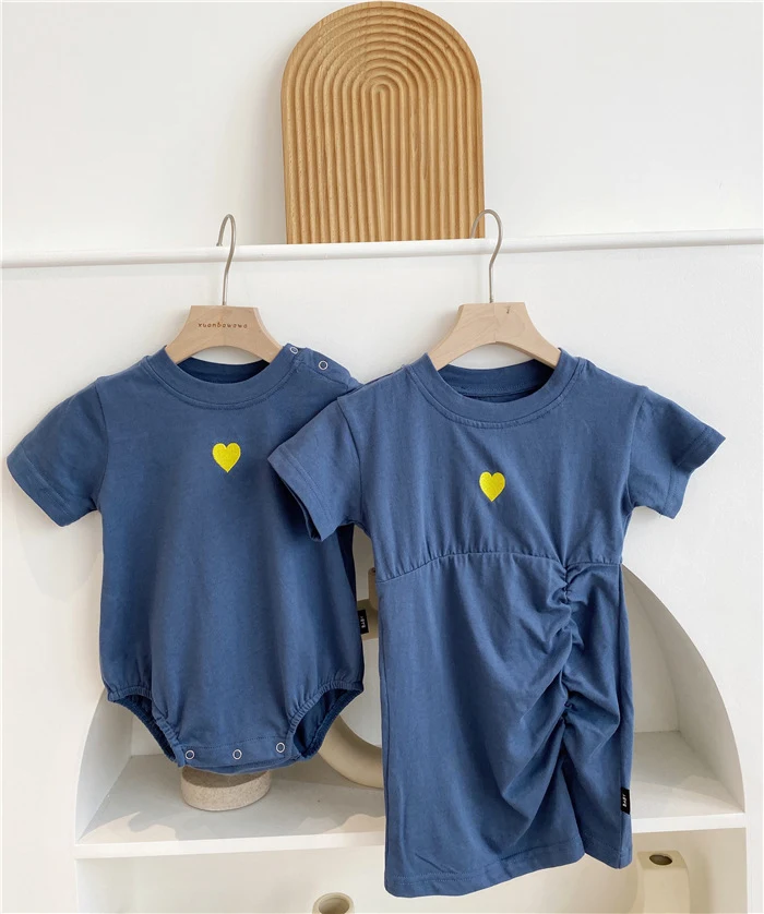 Title 2, Camiseta familiar bordada de manga curta com te...