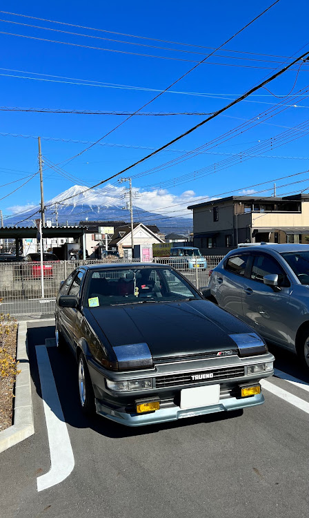 スプリンタートレノの黒銀トレノ・埃だらけ・AE86・ハチロクトレノ・富士山と愛車に関するカスタム事例の投稿画像1枚目