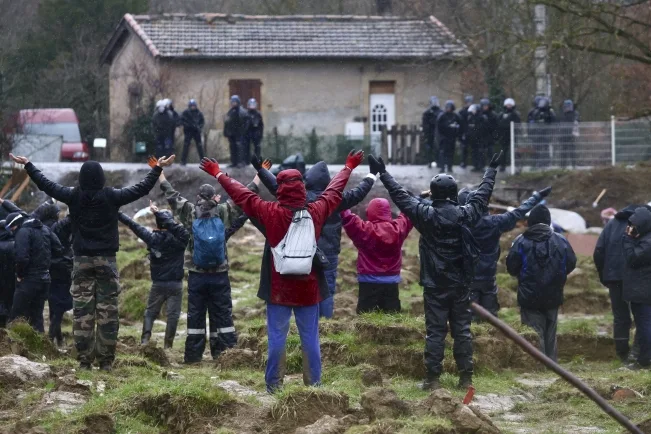 Greta Turnberg danas na jugu Francuske na skupu protivnika autoputa