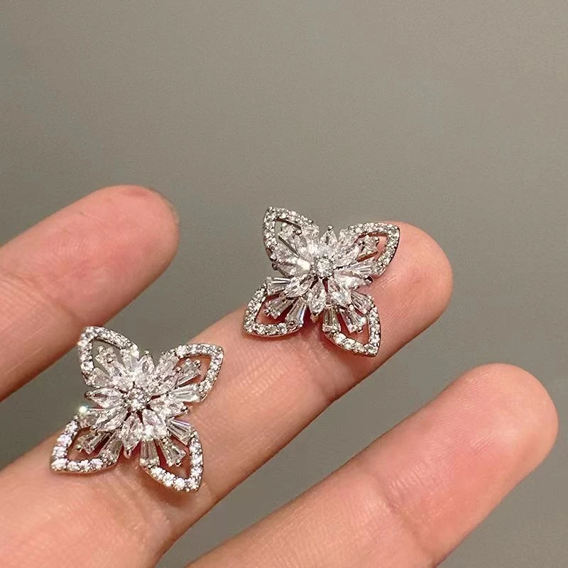 Boucles d'oreilles fleurs diamants complets en zircon micro-incrusté, design féminin de niche, pour une élégance scintillante.