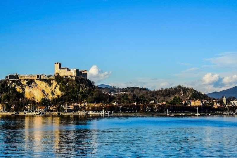 Angera La rocca di acquario