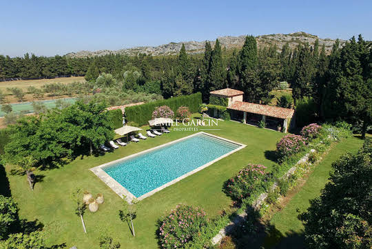 Propriété avec piscine et jardin