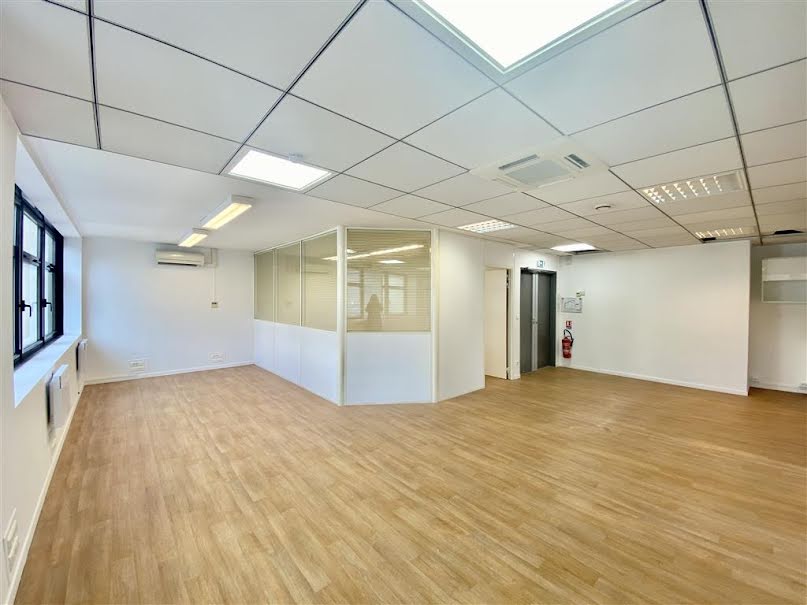 Location  locaux professionnels  98 m² à Issy-les-Moulineaux (92130), 2 255 €